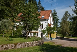 Das Haupthaus Maison Forestiere mit dem im Hintergrund liegenden Maison de l'Eau Maison Forestiere